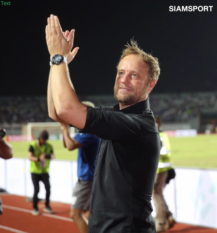 Sau thất bại trước U23 Việt Nam, HLV Polking đã tìm lại được nụ cười chiến thắng. Ảnh: Siamsport