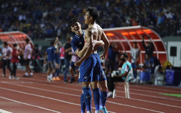 Tiền đạo Thái Lan cởi áo ăn mừng như vô địch khi giúp HLV Polking thắng trận giao hữu Ảnh 2