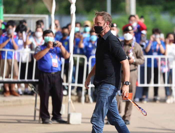 Sau thất bại trước U23 Việt Nam, HLV Polking trở lại dẫn dắt tuyển Thái Lan đá giao hữu với Turkmenistan. Ảnh: Siamsport