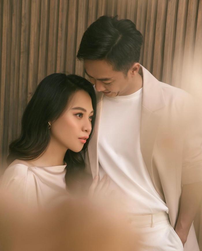 Trong những bức ảnh lãng mạn, người đẹp khéo léo tạo dáng ngồi để tránh chênh lệch chiều cao với ông xã.