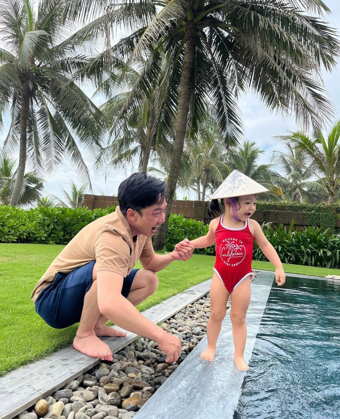 Hình ảnh ông bố Quốc Cường nắm tay cô gái Suchin được người đẹp Lạng Sơn đăng tải trên trang cá nhân.