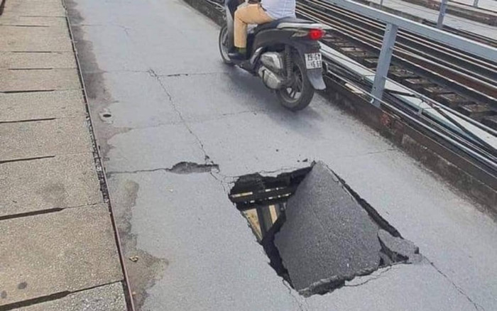 Phát hiện lỗ thủng lớn giữa cầu Long Biên, nhìn xuyên xuống cả mặt sông Ảnh 2