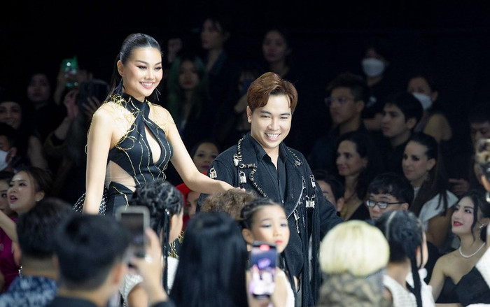 Thanh Hằng gặp sự cố lúc trình diễn, nhận 'mưa lời khen' bởi cách xử lý chuyên nghiệp Ảnh 2