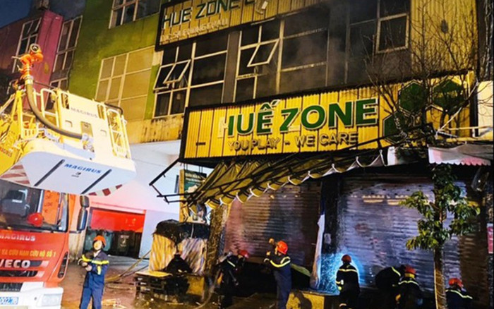 Cứu sống 3 người mắc kẹt trong tiệm internet bốc cháy dữ dội Ảnh 2