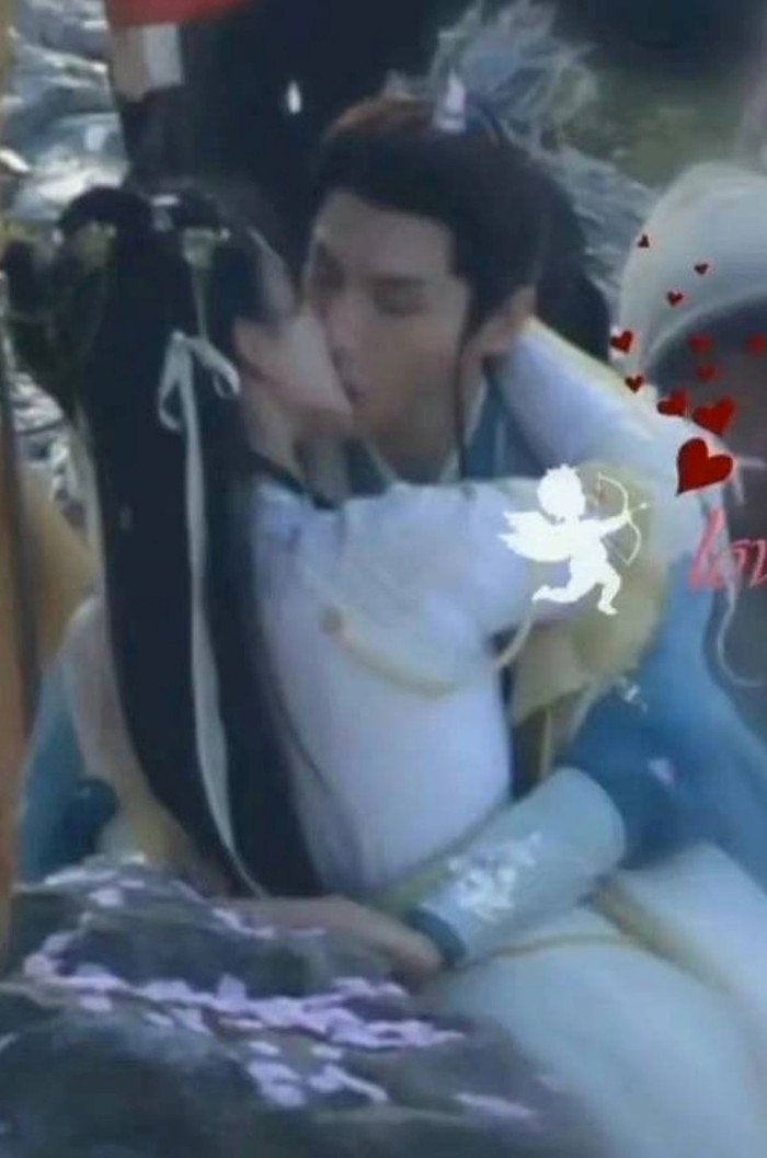 Lộ cảnh hôn cực cháy của Bạch Lộc và La Vân Hi, khán giả phát hiện ra chi tiết 'tưởng lạ mà quen' Ảnh 4