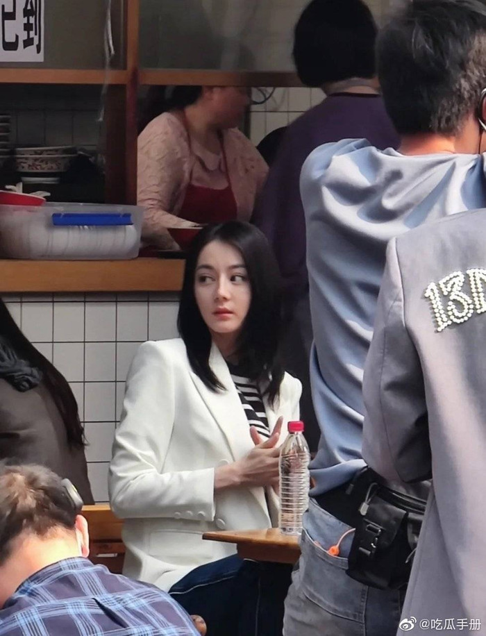 Lộ tạo hình của Địch Lệ Nhiệt Ba trong Công Tố Tinh Anh, có gì mà khiến khán giả lo lắng? Ảnh 6