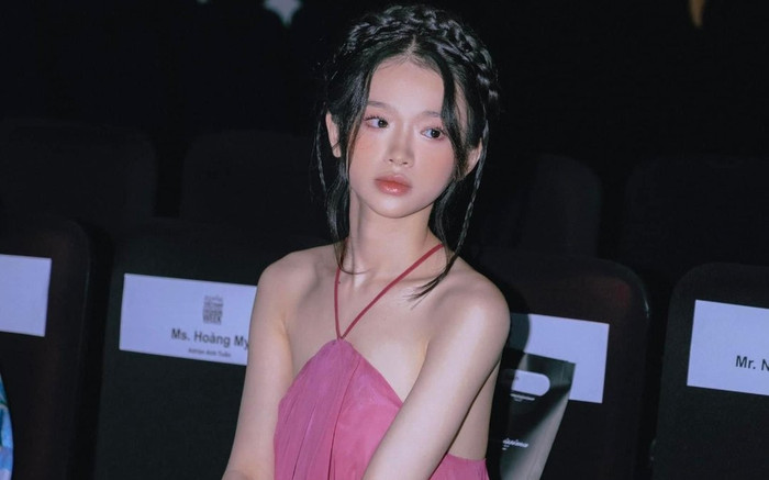 Chán phong cách hiện đại, Linh Ka diện đầm yếm hóa 'nàng thơ' Ảnh 2