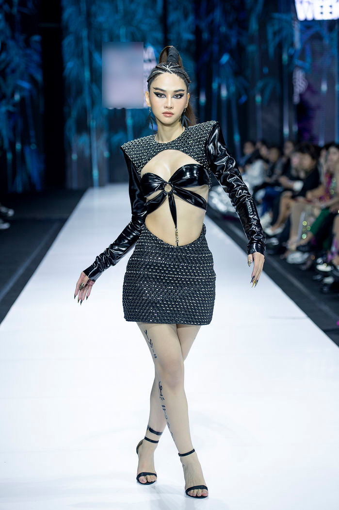 Đôi chân không 'chuẩn người mẫu' của Lê Bống trở thành tâm điểm của show diễn.
