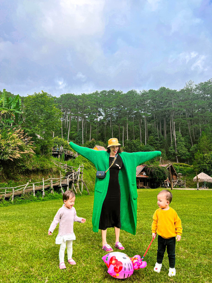 Hiện Lisa và Leon đang có chuyến du lịch cùng gia đình tại Đà Lạt.