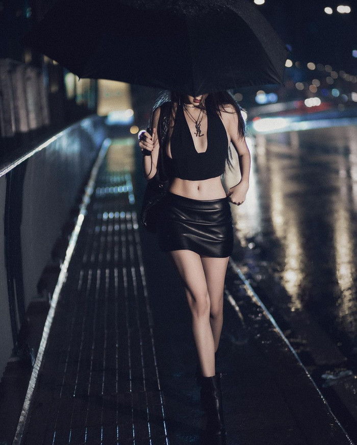 'Đẹp khoe xấu che', vòng eo trứ danh của Ngọc Trinh luôn được cô nàng phô trọn trong mọi bộ cánh.