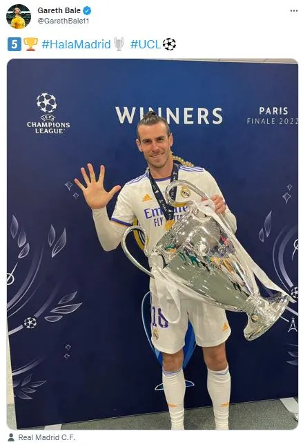 Gareth Bale chụp ảnh cùng chiếc cúp vô địch Champions League thứ 5 trong sự nghiệp.