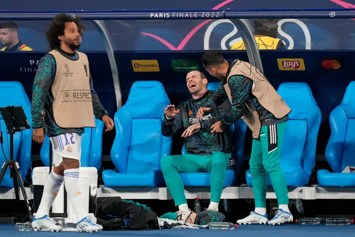 Bale vẫn phải ngồi dự bị dù có lẽ đây là trận đấu cuối cùng anh góp mặt trong đội hình Real, dù thế anh ấy vẫn đang tận hưởng khoảnh khắc này. 