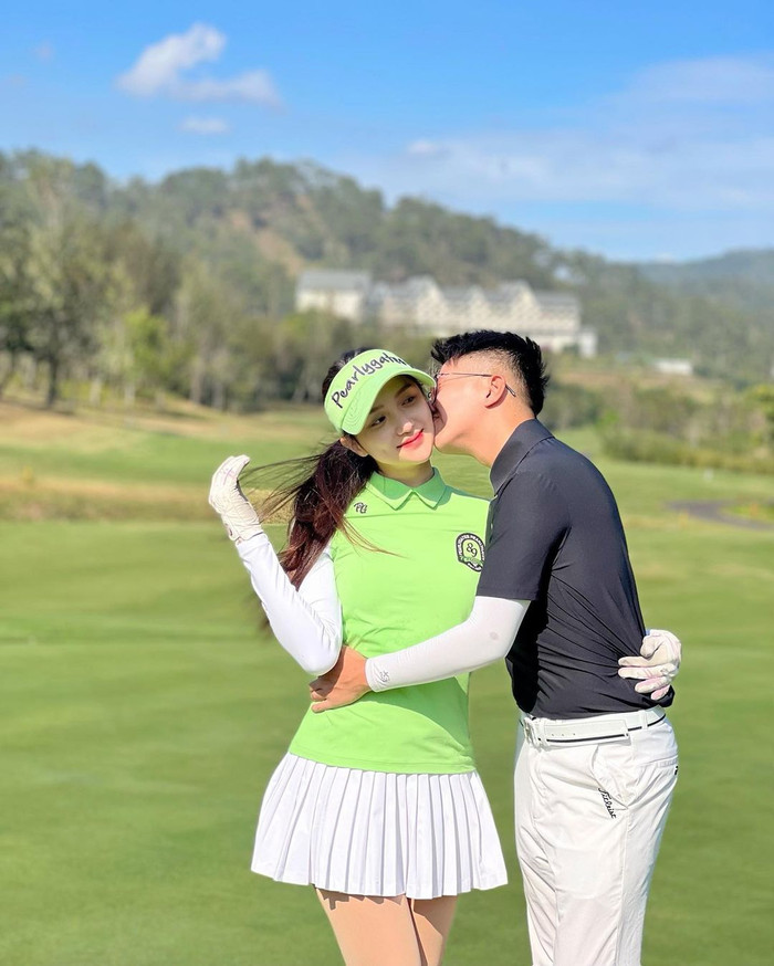 Cả hai liên tục 'phát cẩu lương' trên mạng xã hội. 