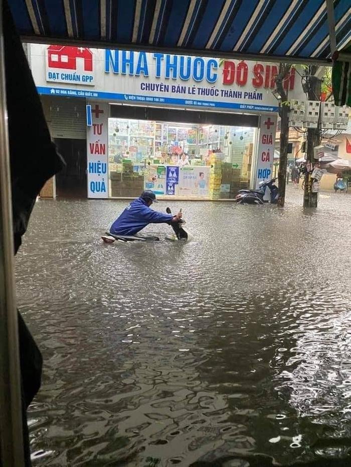 Sau cơn mưa cực lớn kéo dài, nhiều con phố tại Hà Nội chìm sâu trong nước Ảnh 13