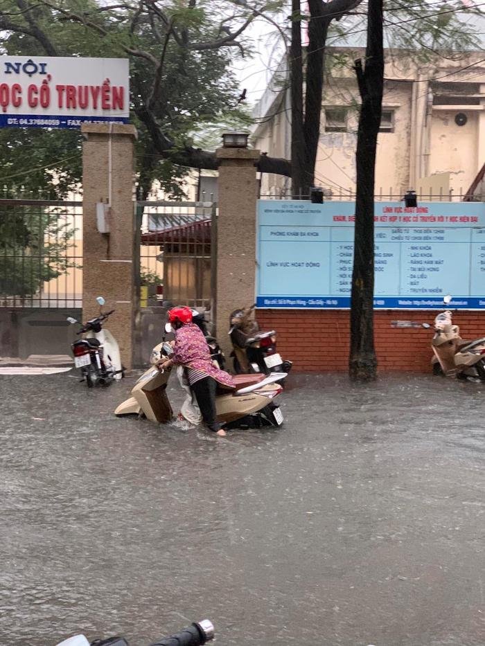 Sau cơn mưa cực lớn kéo dài, nhiều con phố tại Hà Nội chìm sâu trong nước Ảnh 3