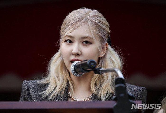 'Khổ' như Rosé - Để tóc dài bị chê nhạt, đến khi vừa cắt tóc lại khiến dân tình quay xe Ảnh 6