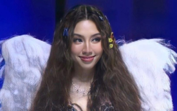 Thùy Tiên nói gì sau cú té ngã 'sõng soài' lúc catwalk? Ảnh 2