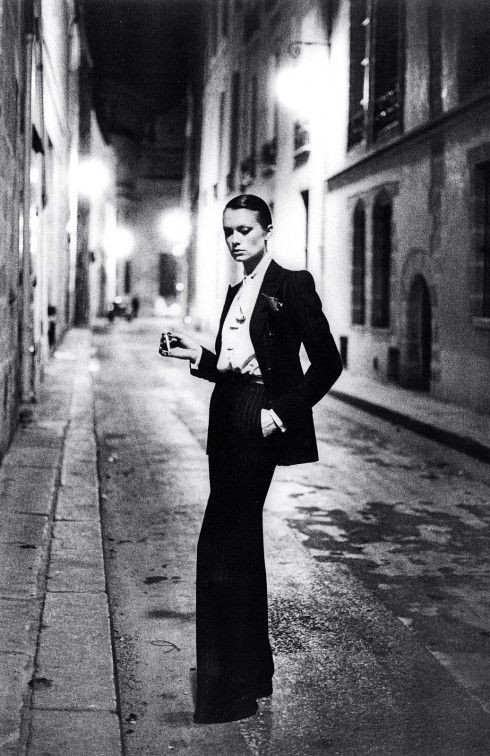 Le Smoking - bộ vest đầy quyền lực cho nữ giới được nhà Yves Saint Laurent sáng tạo ra vào năm 1966.