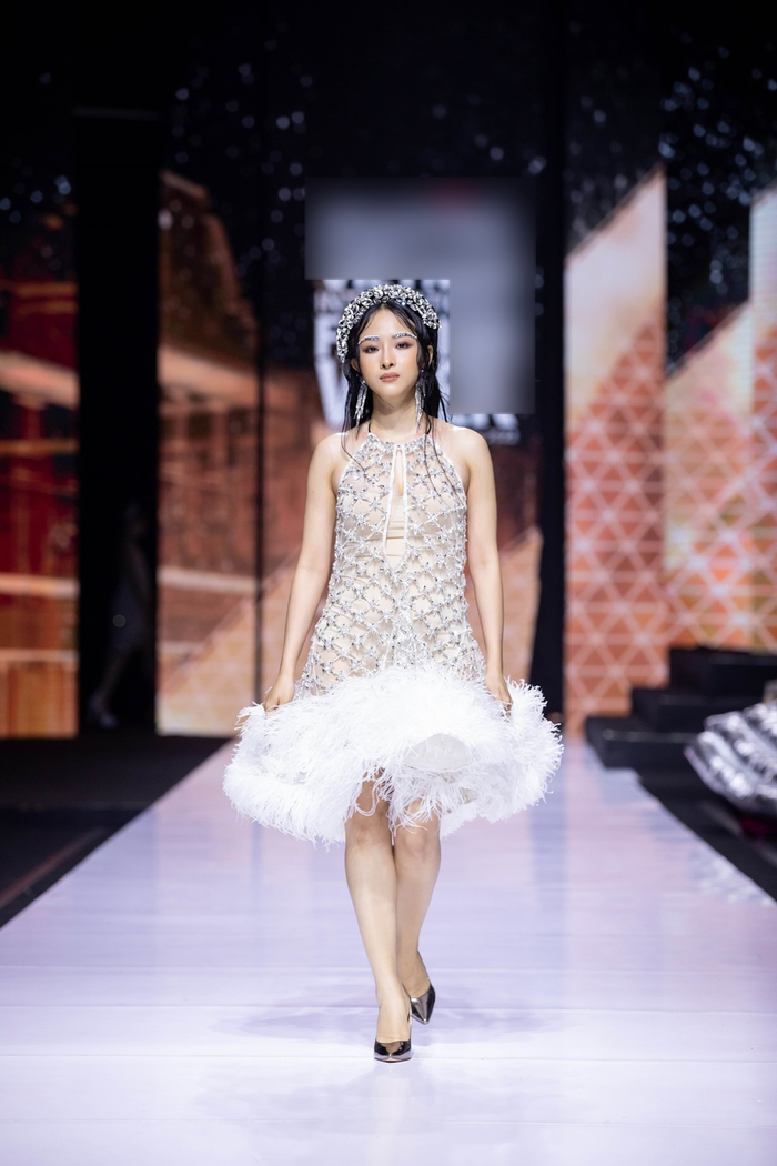 Điểm yếu của Trương Hồ Phương Nga là đôi chân khá ngắn nên khi diện các bộ trang phục trên đầu gối sẽ làm lộ khuyết điểm. 