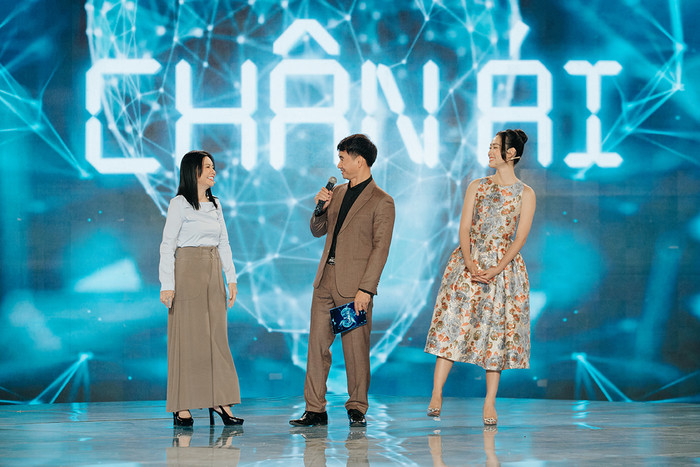 Cát Phượng trên sân khấu Chân Ái.