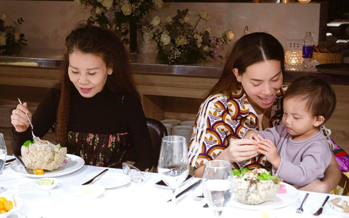 Cặp song sinh nhà Hà Hồ: Cô chị Lisa thùy mị, cậu em Leon chỉ nhìn vào ống kính thôi đã 'tấu hài' Ảnh 2