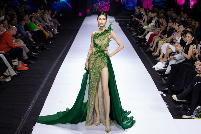 Thùy Dương cuốn hút trong bộ cánh xanh xẻ đùi và khoe thân hình cò hương.