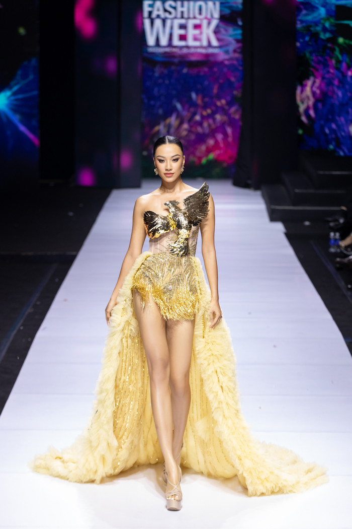 Kim Duyên ngày càng cải thiện khả năng catwalk và body.