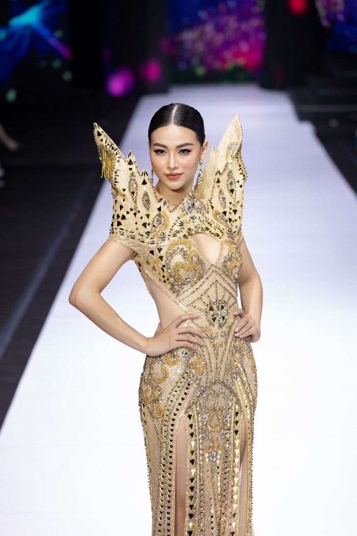 Chiếc đầm lấp lánh xuyên thấu khoe khéo đường cong chuẩn chỉnh của người đẹp Bến Tre.