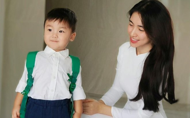 Hoà Minzy xúc động trước khoảnh khắc được bé Bo tặng hoa, kèm lời chúc mừng sinh nhật bập bẹ Ảnh 2