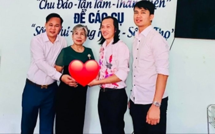 Lan truyền hình ảnh NSƯT Hoài Linh đi từ thiện sau một năm ồn ào Ảnh 2