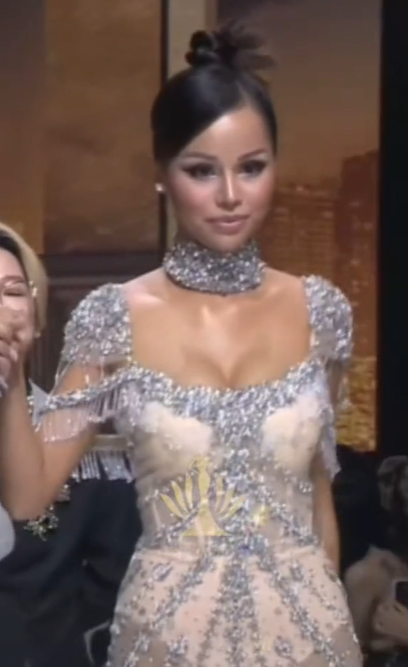 Người mẫu diện chiếc váy giống Kendall Jenner nhưng NTK lại để phần nội y lộ rõ khá kém duyên.