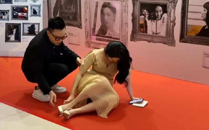 Một sao nữ nổi tiếng Vbiz té 'sấp mặt' tại thảm đỏ sự kiện, thần sắc sau đó mới khiến netizen bất ngờ Ảnh 2