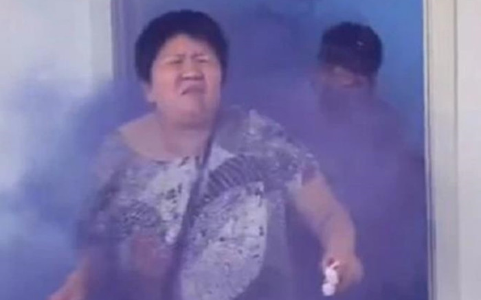 Đợi mãi không được rước dâu, phù rể ném bom khói khiến nhà gái chạy tán loạn Ảnh 2