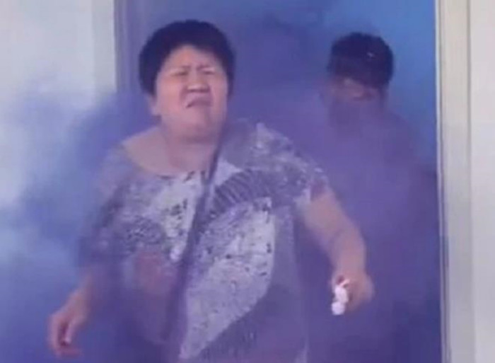 Phía nhà gái phải vội mở cửa chạy ra ngoài do khói đen khắp căn phòng.