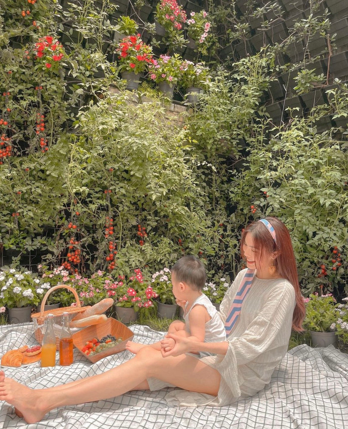 Hình ảnh nàng mẫu vui vẻ bên cậu con trai quý tử.