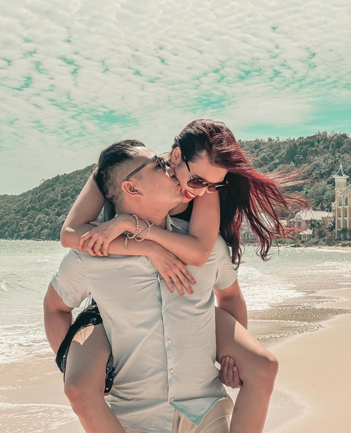 Siêu mẫu 9X thường xuyên đăng tải những hình ảnh đi du lịch cùng ông xã trên trang cá nhân.