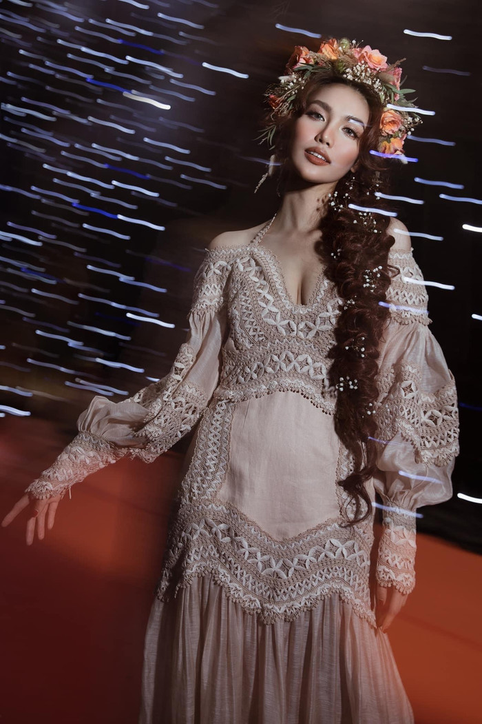 Đôi gò bồng đảo 'lấp ló' trong chiếc váy trễ vai khoét ngực.