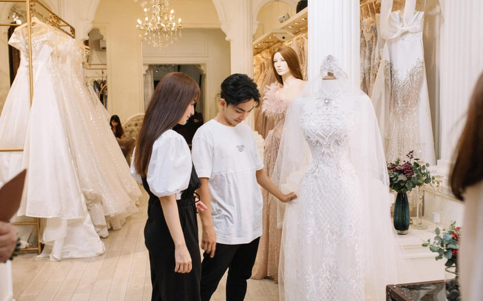 Phan Hiển bất ngờ tung loạt khoảnh khắc thử váy cưới, Khánh Thi khoe visual cực phẩm Ảnh 2