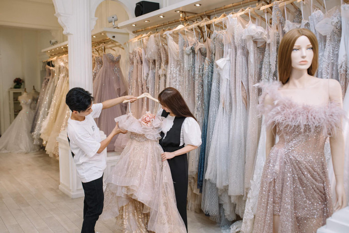 Một bình luận khác cho hay: 'Khánh Thi mà mặc bộ này chắc nhìn trẻ lắm, xinh đẹp tuyệt vời luôn'.