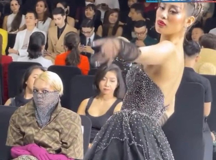 'Ánh mắt trìu mến' của Phạm Thoại dành cho Hoa hậu Khánh Vân được bắt trọn.