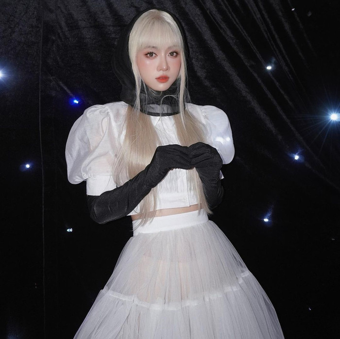 Lê Bống vẫn là tâm điểm của show diễn nhờ màn cosplay 'búp bê sống'.