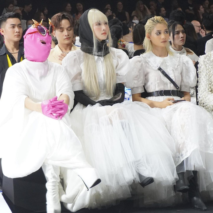 Tiếc cho Lê Bống vì không đủ 'nổi' khi ngồi chung với Phạm Thoại. Nam Tiktoker chơi lớn với bộ cánh 1 trong 2: Đội tóc là ma nữ, cởi tóc làm siêu nhân gao. 