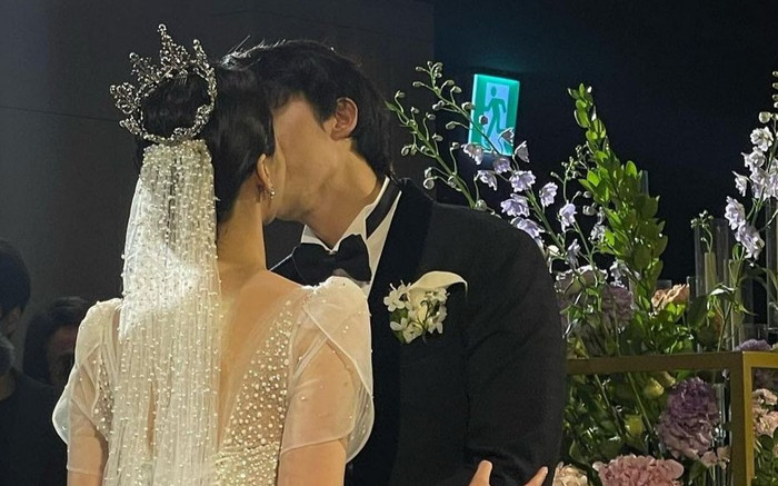 Một cặp đôi nam nữ ca sĩ vừa nên duyên vợ chồng, xả ảnh đám cưới bí mật khiến ai cũng xuýt xoa Ảnh 2