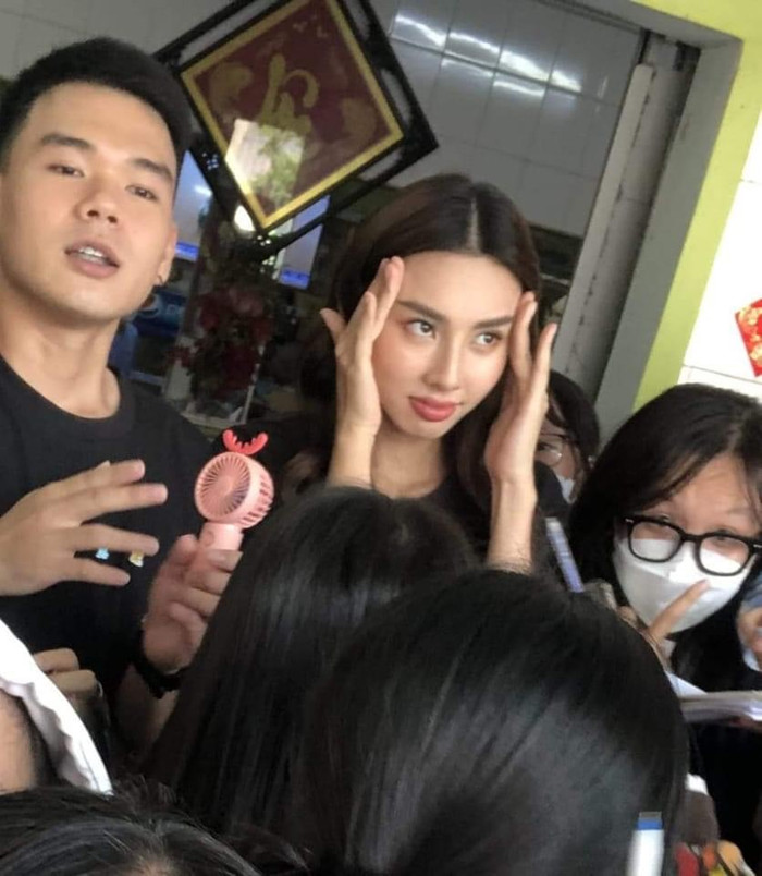 Có vẻ chị hơi đau đầu nhỉ?