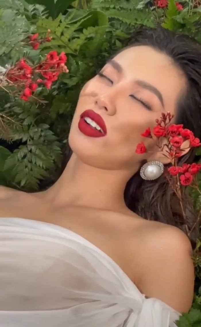 Chụp ảnh thời trang, nàng hậu cũng không quên hoá thân thành “công chúa ngủ trong rừng”.