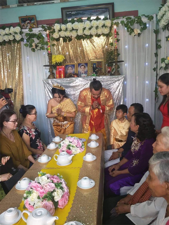 Thạch Sớt và vợ kết hôn hồi năm 2018.