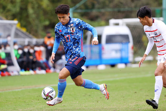 Kuryu Matsuki (trái) của U23 Nhật Bản.