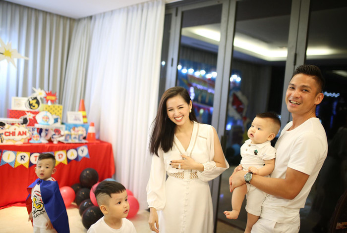 Sau khi rời showbiz, nàng hậu tập trung chăm lo cho gia đình.