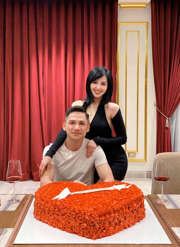 Cặp đôi thể hiện tình cảm hạnh phúc, ngọt ngào như ngày đầu sau 7 năm chung sống. 