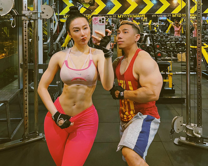 Angela Phương Trinh thường xuyên đăng đàn, chia sẻ những khoảnh khắc tập gym cùng với huấn luyện viên Hoàng Văn Mách 